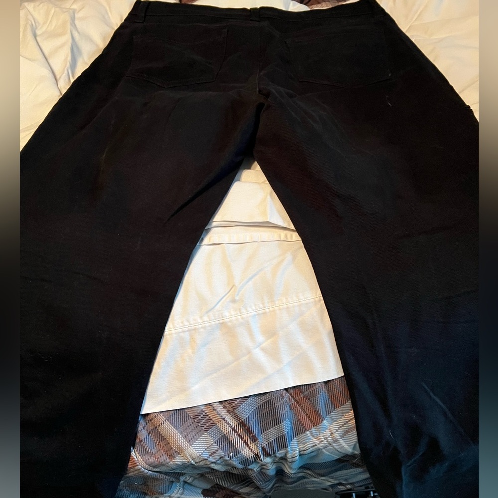 Gloria Vanderbilt jeans, black.